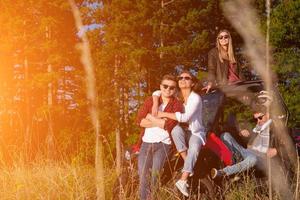 grupo de jovens dirigindo um carro de buggy off road foto