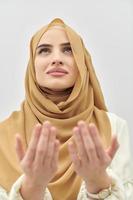 retrato de jovem muçulmana fazendo dua, rezando a deus foto