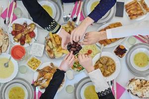 vista superior da família muçulmana tendo iftar durante o mês sagrado do ramadã foto