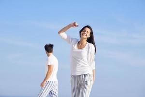 feliz jovem casal romântico se divertir e relaxar em casa foto