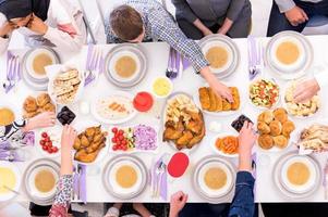 vista superior da família muçulmana multiétnica moderna tendo um banquete do ramadã foto