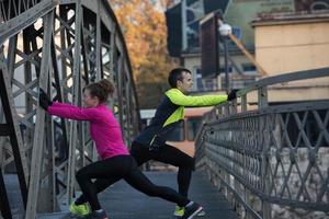 casal se aquecendo antes de correr foto