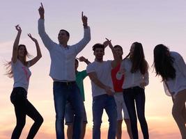 pessoas de festa no pôr do sol foto