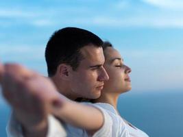 feliz jovem casal romântico divirta-se arelax relaxe em casa foto