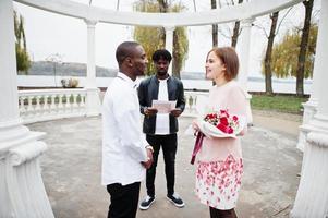 cerimônia de noivado de casamento com o pastor. feliz casal multiétnico na história de amor. relacionamentos de homem africano e mulher branca europeia. foto