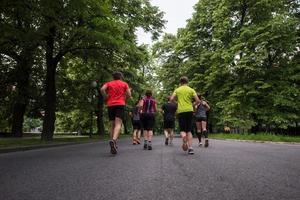 equipe de corredores no treinamento matinal foto