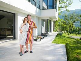 jovem casal lindo em roupões de banho foto