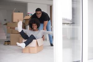 casal afro-americano brincando com material de embalagem foto