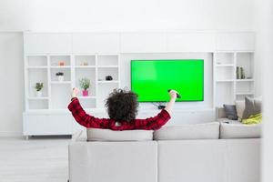 jovem de roupão aproveitando o tempo livre foto