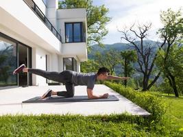 homem fazendo exercícios de ioga matinais