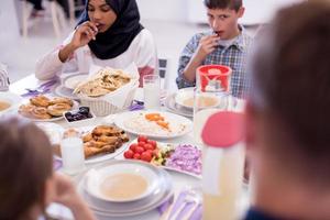 família muçulmana multiétnica moderna tendo uma festa do ramadã foto