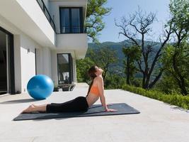 mulher fazendo exercícios de ioga matinais foto