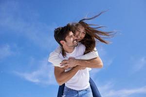 feliz jovem casal romântico divirta-se arelax relaxe em casa foto