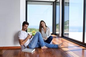 relaxado jovem casal em casa escada foto