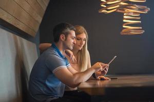 casal usando tablet em casa foto