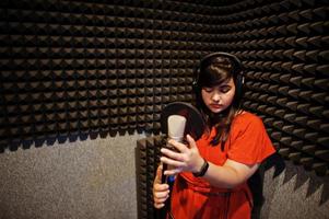jovens cantores de dueto asiáticos com música de gravação de microfone no estúdio de música de gravação. foto