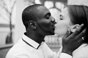 feliz casal multiétnico na história de amor. relacionamentos de homem africano e mulher branca europeia. foto