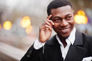 Feche o retrato da cabeça do jovem e bonito empresário americano africano de terno. foto