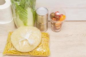 alimentos e suprimentos de higiene pessoal durante a crise pandêmica de coronavírus. comida de entrega de doação. copie o espaço. foto