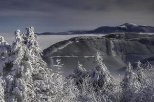 uma vista de uma paisagem de inverno do topo da montanha radhost foto