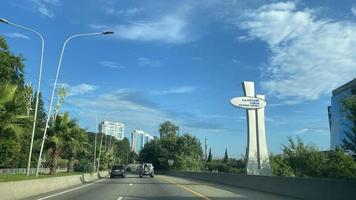 sochi, rússia - paisagem de 24 de julho de 2022 com uma estrada que leva ao distrito de adler foto