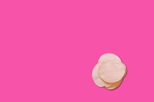 pedaço de queijo em criativo conceitual de vista superior composição plana leiga com espaço de cópia isolado em um fundo rosa em estilo minimalista foto