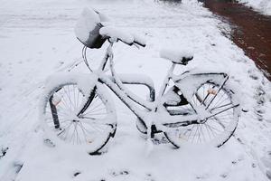 bicicleta coberta de neve foto