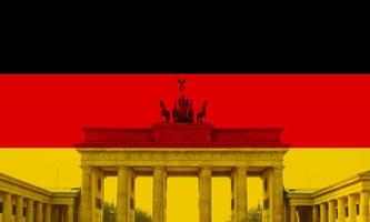 bandeira da alemanha com portão de brandenburgo sobreposto em berlim foto