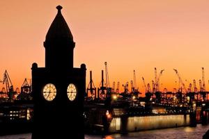 cena do porto de Hamburgo no cais