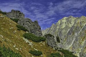 vista de outono de montanhas ensolaradas em altas tatras foto