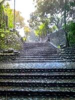 vista da chuva caindo nas escadas no contexto das árvores foto