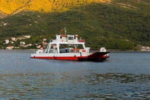 tivat, montenegro - 20 de outubro de 2020 - ferry, mar adriático, baía de kotor. balsa atravessa o estreito de verige - parte mais estreita da baía foto