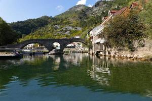 rio crnoevich é uma cidade em montenegro no rio de mesmo nome ou rio negro, não muito longe da costa do lago skadar. foto