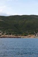 montenegro, belas cidades marítimas, casas residenciais à beira-mar, vista da água. foto