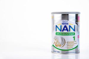 moscou, rússia - 15 de fevereiro de 2021 nestle nan optipro 1 isolado no fundo branco. nan optipro 1 é um suplemento nutricional completo para bebês saudáveis desde o nascimento. foto