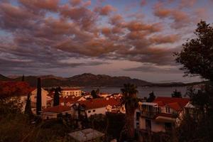 pôr do sol sobre a baía de kotor, mar adriático, montenegro foto