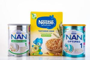 moscou, rússia - 15 de fevereiro de 2021 nestle nan optipro 1 isolado no fundo branco. nan optipro 1 é um suplemento nutricional completo para bebês saudáveis desde o nascimento. foto