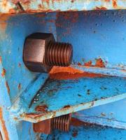 close-up foto da conexão de parafuso e porca que une a placa de aço para o pórtico do lançador.
