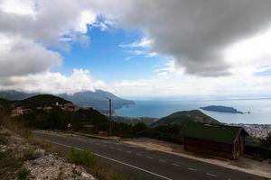 vista das montanhas para a cidade de budva em montenegro. panorama da costa do Adriático e montanhas verdes. foto