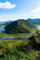 pirâmide verde, uma montanha no rio crnojevich ou rio negro, perto das margens do lago skadar. Montenegro foto