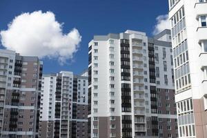 área residencial moderna, casas em um dia ensolarado. exterior, fachada de um edifício residencial. foto