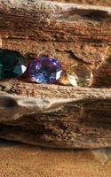 pedra preciosa de safira natural, joia ou gemas na cor de brilho preto, coleção de muitas pedras naturais diferentes ametista, foto