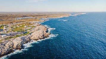 vista à distância com ondas grandes aéreo-peggy's cove, nova scotia, canadá foto