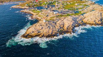 farol visto de uma antena em Peggy's Cove, Nova Escócia, Canadá foto