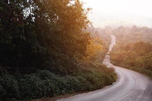 bela estrada curva no meio das montanhas em chiang mai na tailândia. foto