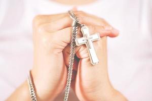 mãos humanas abrem a palma para cima adoração orando com fé e crença em deus de um apelo ao céu. conceito religião e espiritualidade com poder de esperança ou amor e devoção. tom de enchimento vintage. foto