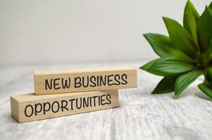 novas palavras de oportunidades de negócios em blocos de madeira e fundo branco foto