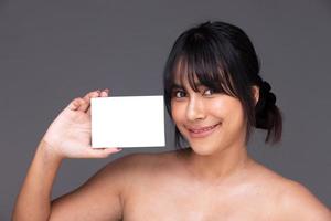 mulher indiana asiática mostra lábios felizes de sorriso lindo, segure a caixa vazia do pacote em branco para tratamento de pele foto
