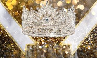 prêmio premiado para o vencedor do concurso de concurso Miss Beauty Queen é faixa, coroa de diamante, iluminação de estúdio abstrato drapeado escuro fundo têxtil foto