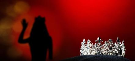 coroa de diamante de prata do concurso mundial de beleza do concurso de miss brilhar luz no travesseiro preto, pronto para usar o vencedor mais bonito, iluminação de estúdio fundo gradiente super vermelho dramático foto